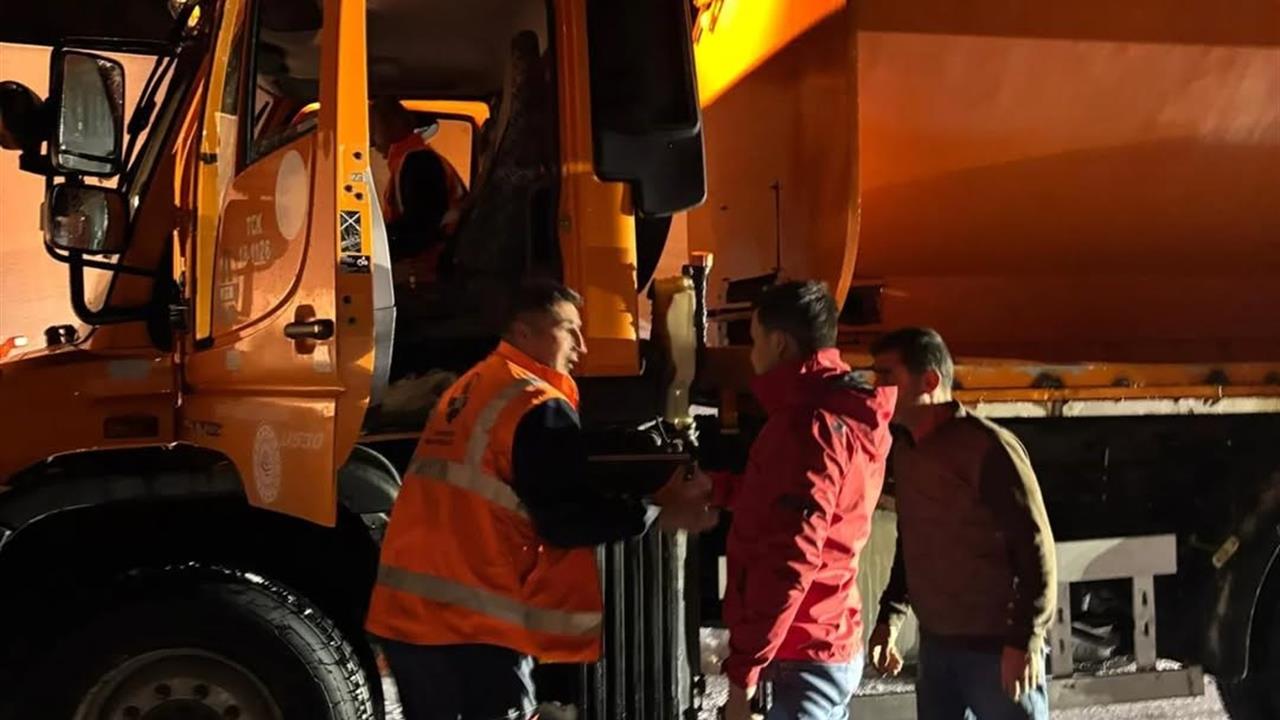 Van'da 3 Bin Rakımlı Karabet Geçidi'nde Kar Yağışı Sürücülere Zor Anlar Yaşattı