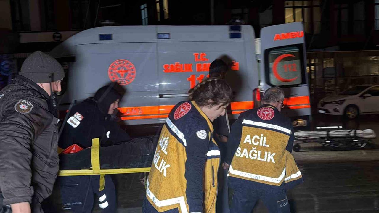 Düzce'de Motosikletin Park Halindeki Tıra Çarpması Sonucu Sürücü Ağır Yaralandı