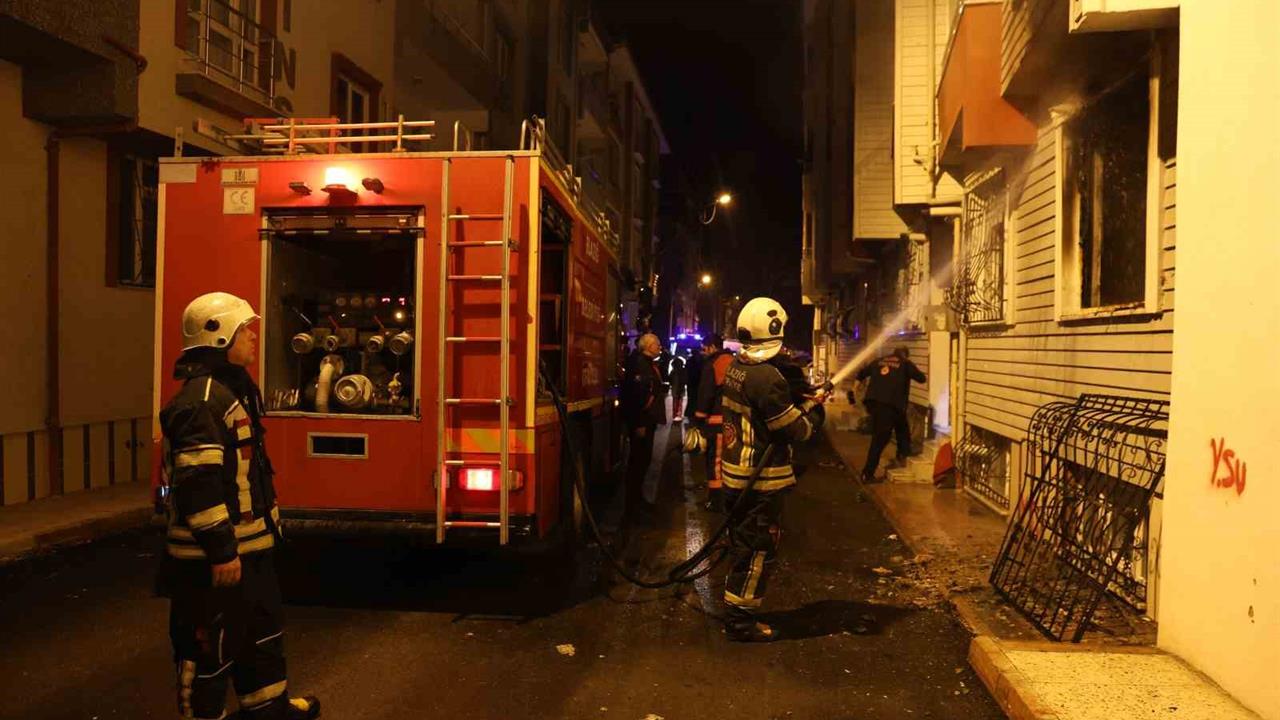 Elazığ Merkez'de 5 Katlı Binanın 1. Katında Yangın Çıktı, 2 Kişi Dumandan Etkilendi