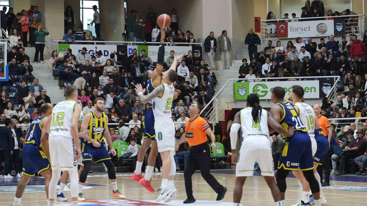 Denizli Merkezefendi'de Fenerbahçe Beko, 87-64'le kazandı.