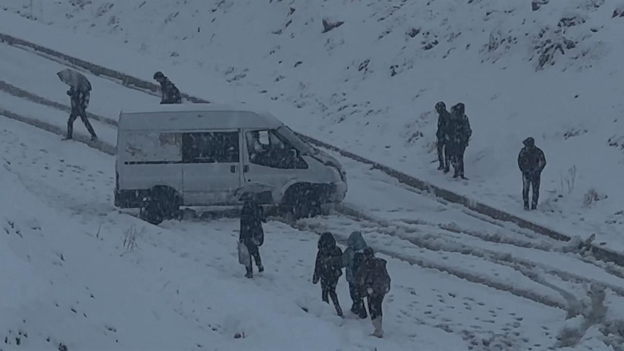 Hakkari Yüksekova'da Etkili Olan Kar Yağışı Nedeniyle Görüş Mesafesi 20 Metreye Düştü