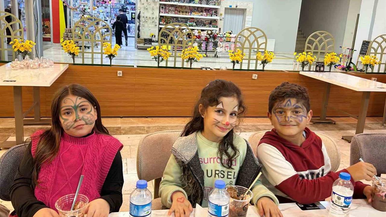 Ağrı Patnos'taki Öğrenciler "Toti ile Poti" Oyununu İzledi