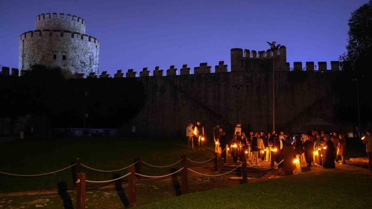 İstanbul Fatih'te Yedikule Zindanları'nda Gece Turu Katılımcılara Unutulmaz Bir Deneyim Sunuyor