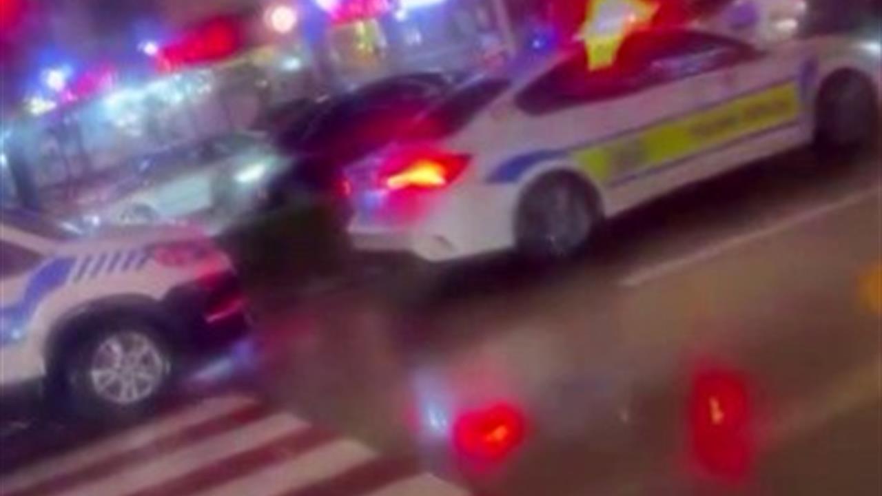 Bursa FSM Bulvarı'nda meydana gelen trafik kazasında, bir trafik polisi kendi oğlunu yaralı görünce büyük bir şok yaşadı.