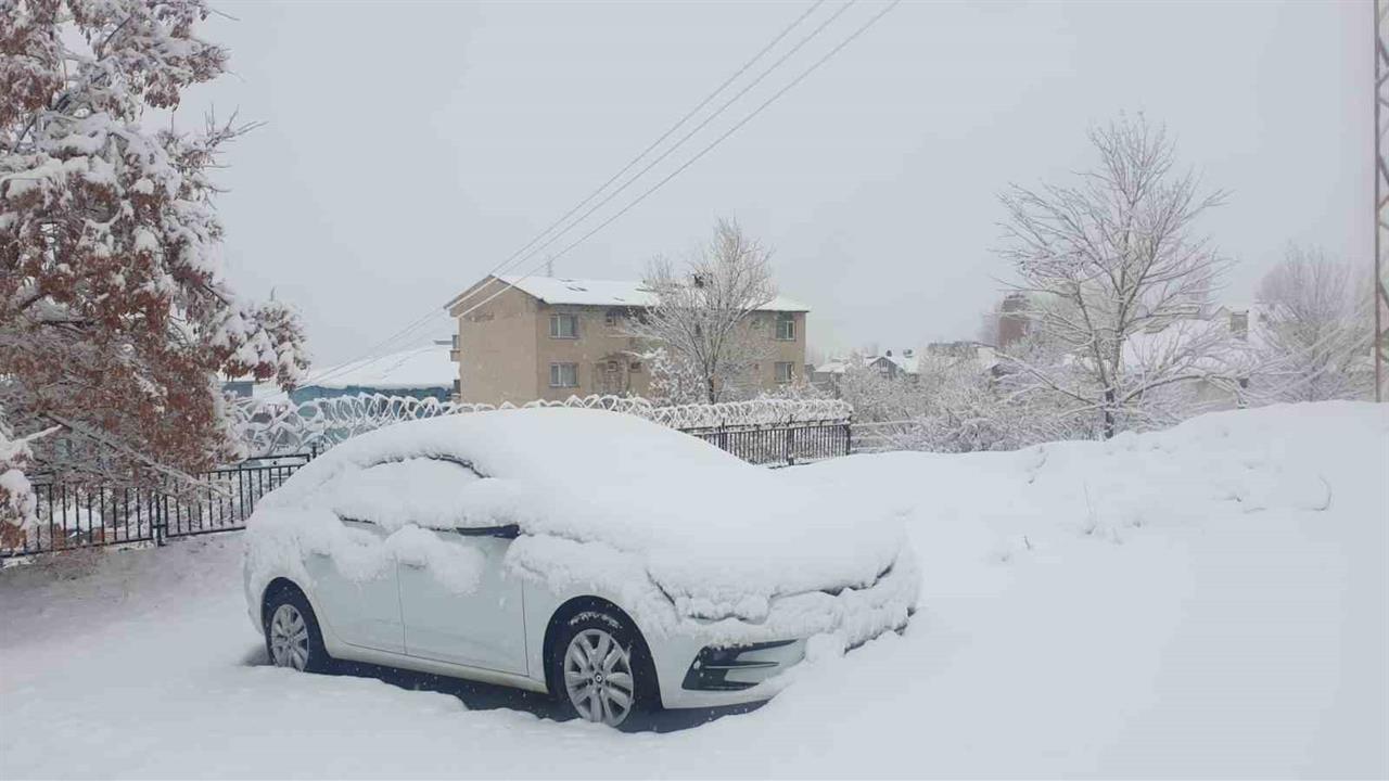 Van Başkale'de Yoğun Kar Yağışı Nedeniyle 11 Yerleşim Yeri Ulaşıma Kapandı
