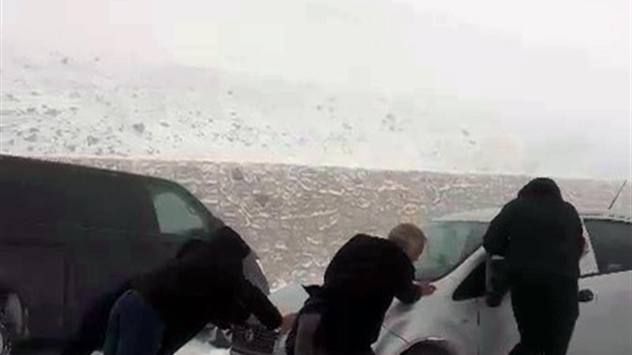 Erzurum Palandöken Geçidi'nde Yaşanan Kar Yağışı Nedeniyle Araçlar Yolda Kaldı