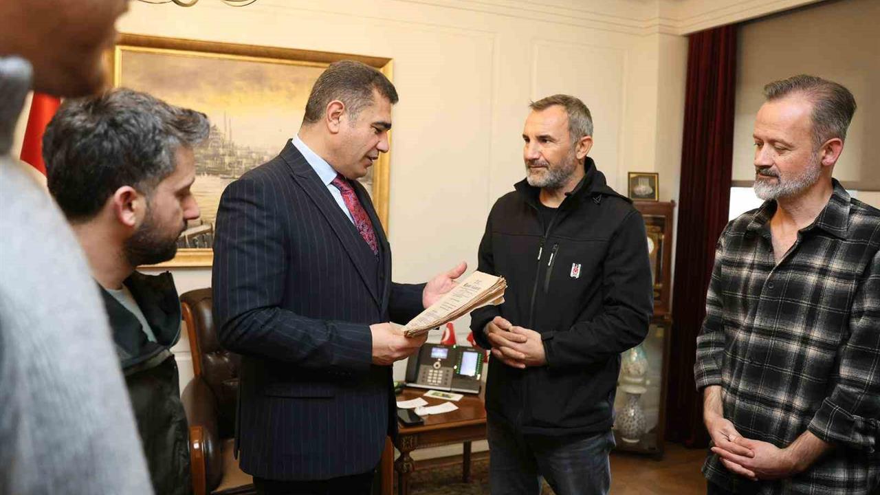 Düzce'de Gazeteciler, Vali Aslan'a Resmi Gazete Hediye Etti