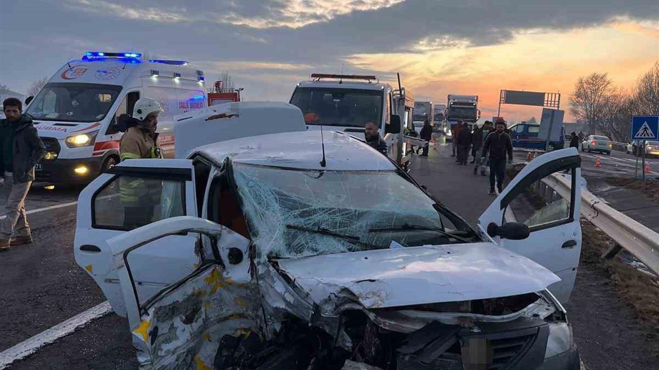 Kars Sarıkamış'ta Gerçekleşen Trafik Kazasında 3 Kişi Yaralandı