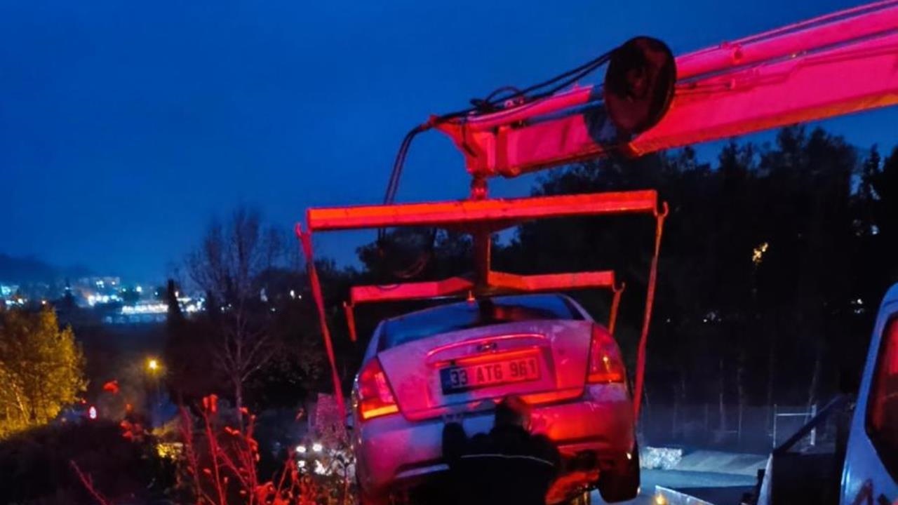 Toroslar Gözne Yolu'nda Kaza: Otomobil Şarampole Uçtu