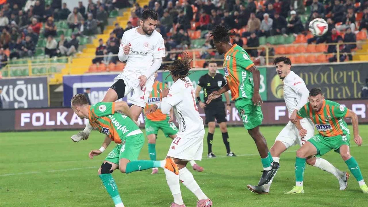 Alanya'da Gerçekleşen Süper Lig Maçında Alanyaspor ve Antalyaspor 0-0 Berabere Bitti