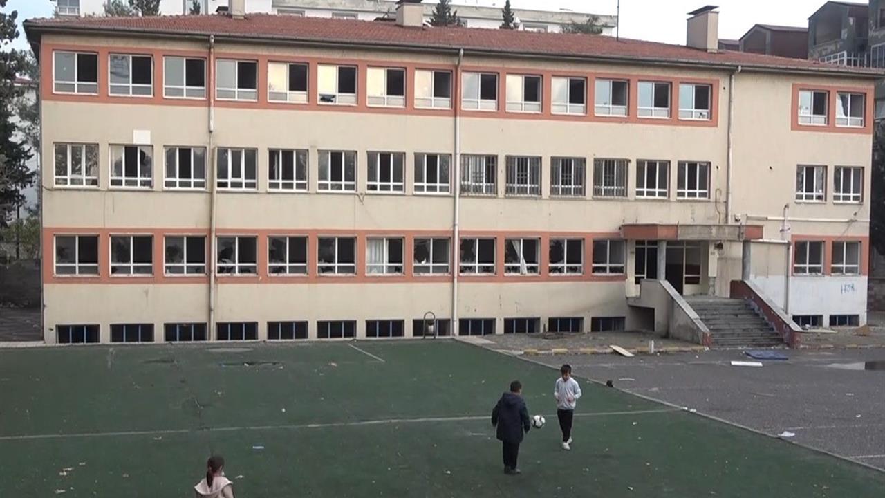 Kahramanmaraş Onikişubat'ta Yıkılmayı Bekleyen Akçakoyunlu İlkokulu İçin Çözüm İsteniyor
