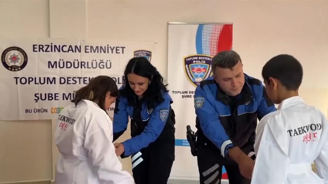 Erzincan'da Göktürk İlkokulu'ndaki Öğrencilere Tekvando Kıyafeti Dağıtıldı