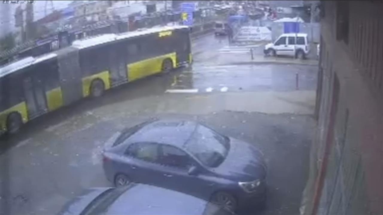 Sultangazi'de Yola Dökülen Akaryakıt Nedeniyle İETT Otobüsü Direğe Çarptı