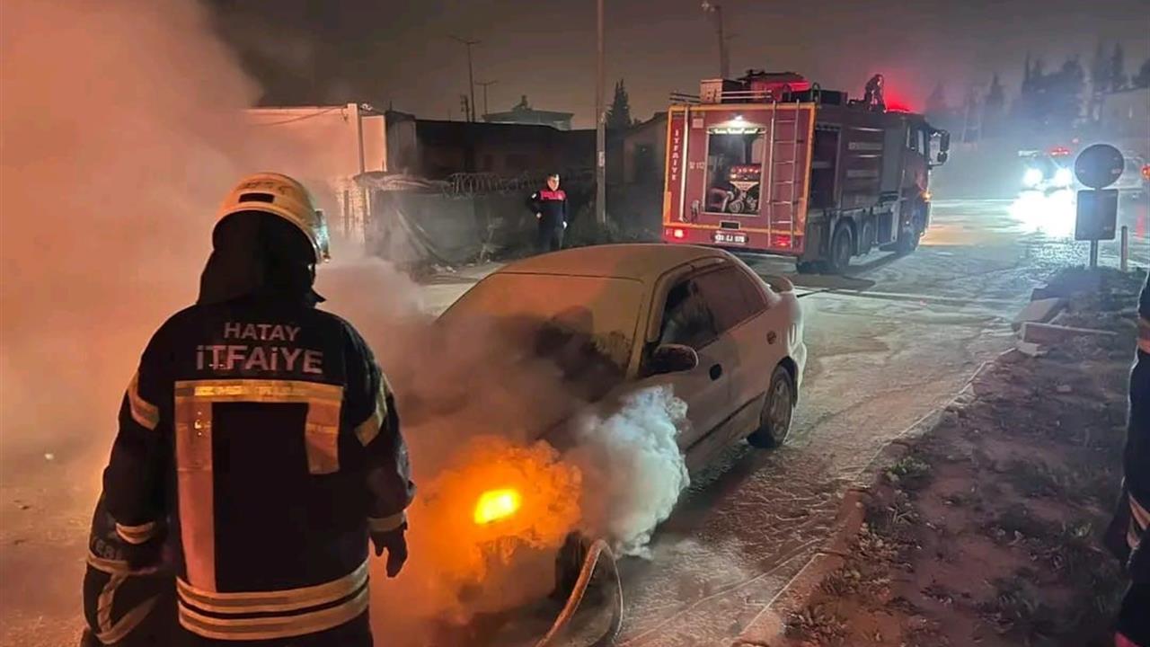 Antakya'da Yanan Otomobilde Maddi Hasar Meydana Geldi