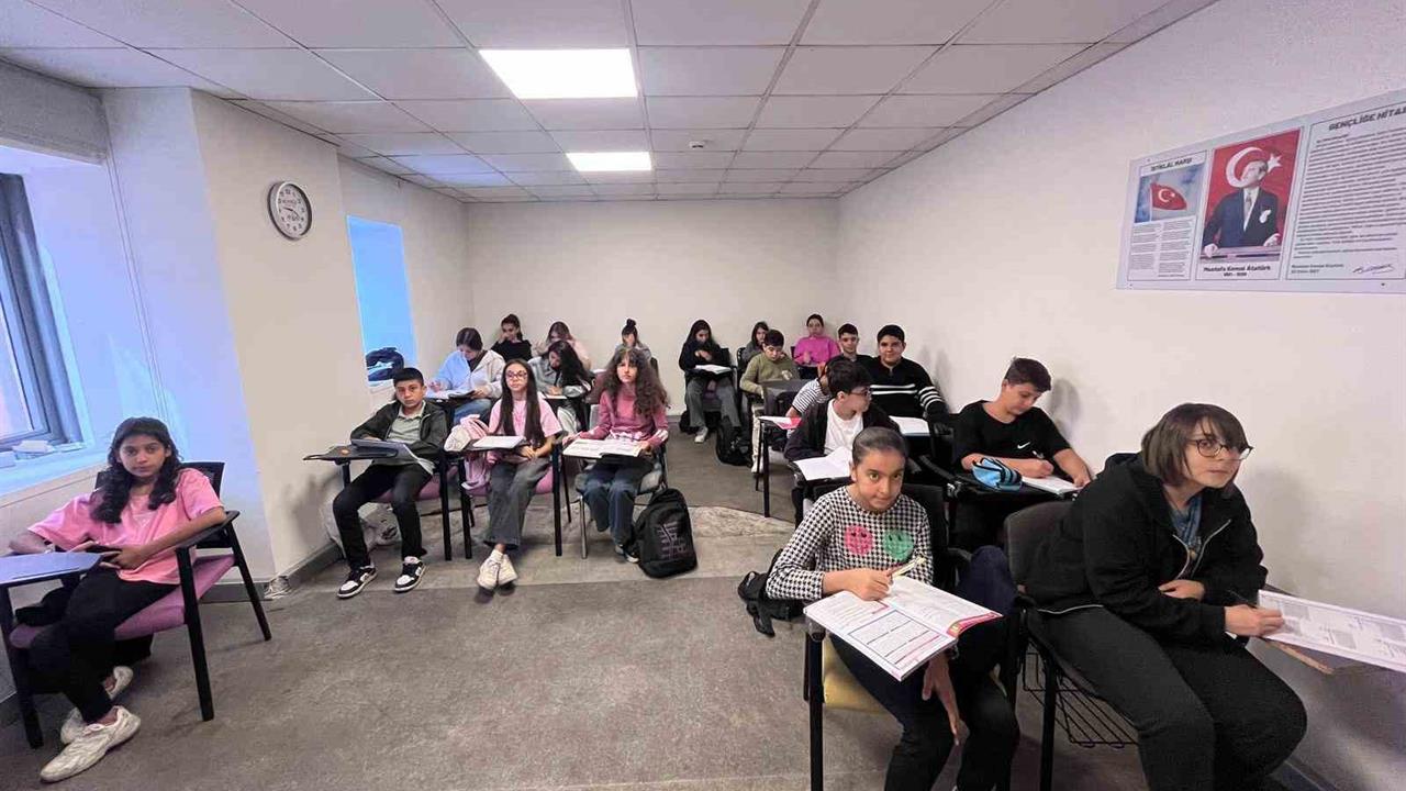 Beyoğlu Belediyesi, YKS ve LGS hazırlık kurslarıyla öğrencilere destek sunuyor.