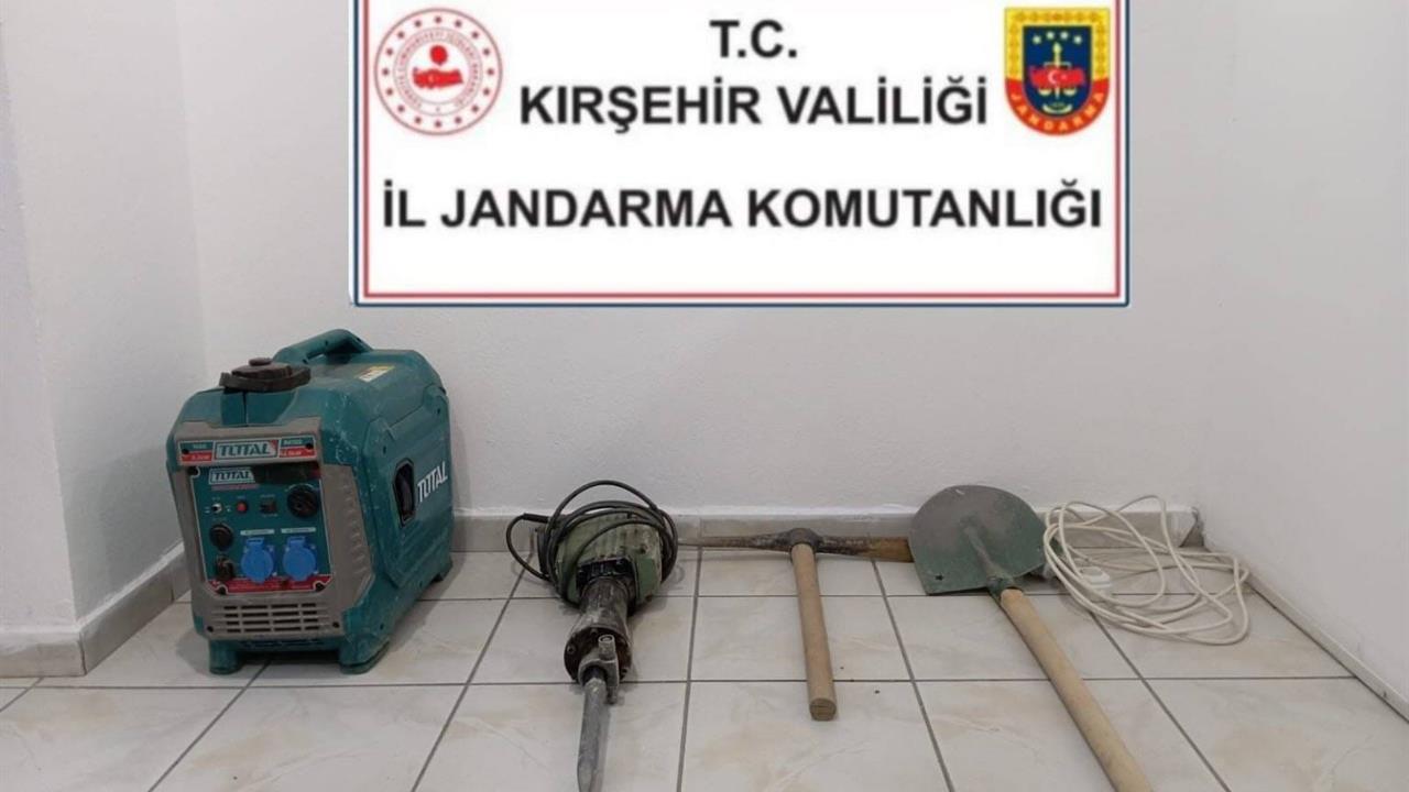 Kırşehir Özbağ Beldesi'nde İzinsiz Kazı Yapan Şüpheli Jandarma Tarafından Yakalandı
