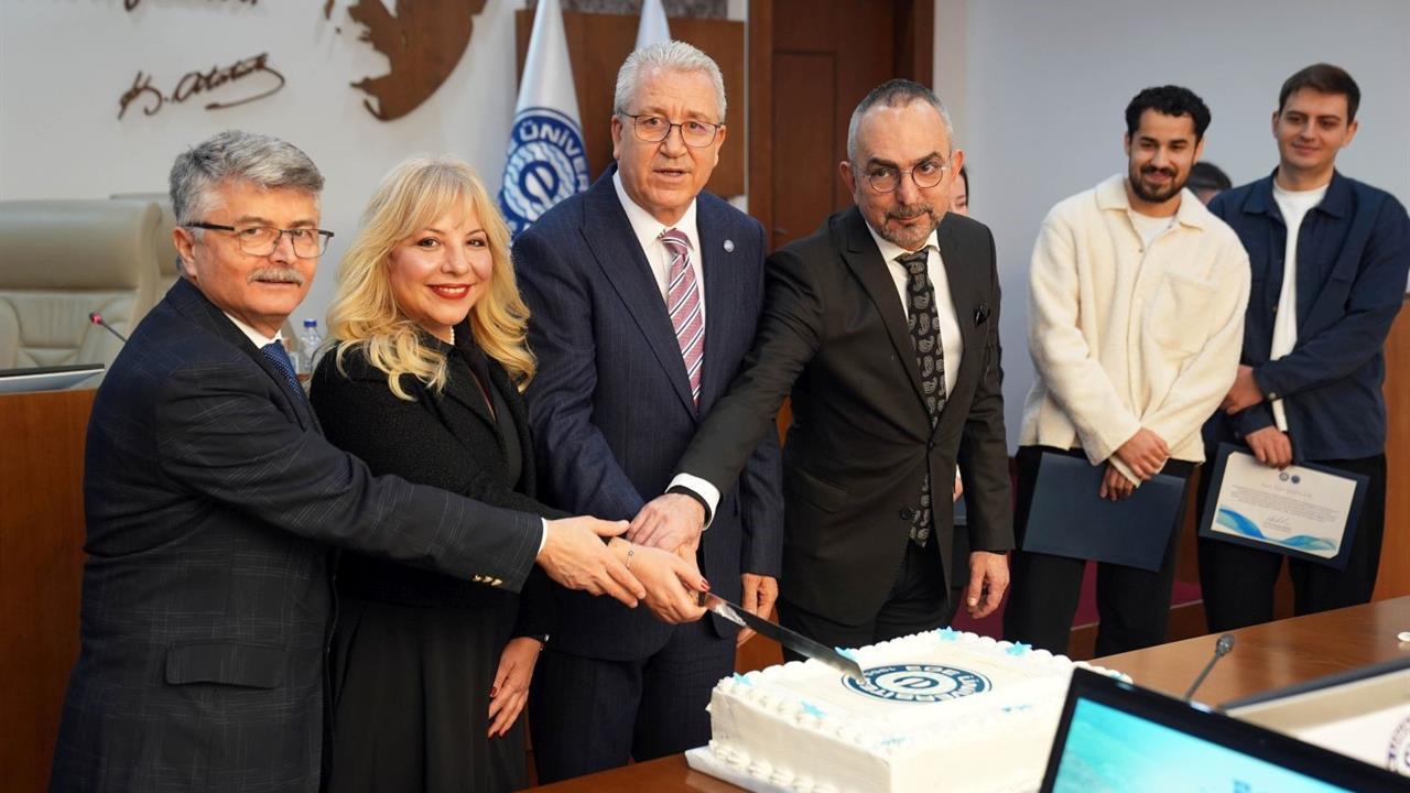 Ege Üniversitesi İzmir'de Başarıları Pasta ile Kutladı
