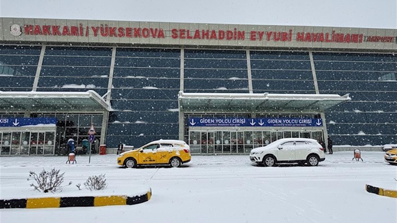 Hakkari Yüksekova'da Yoğun Kar Yağışı Sebebiyle Uçak Seferleri Durdu