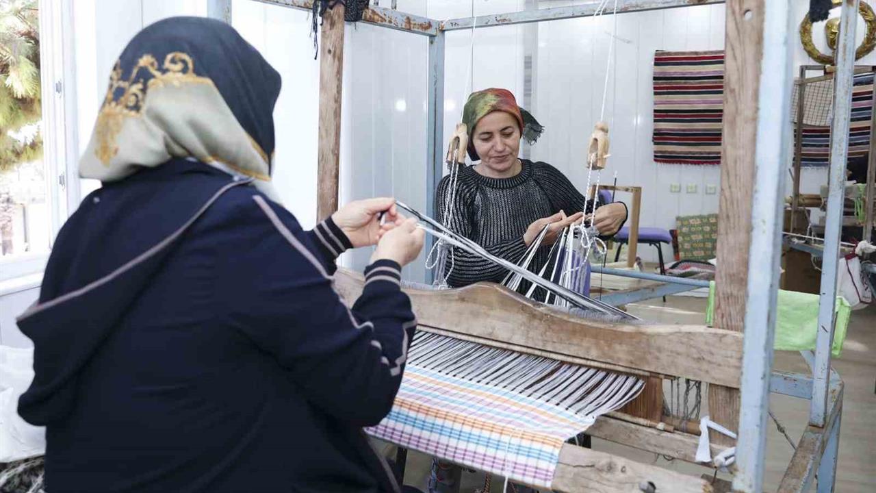 Mersin Erdemli'deki Tömük Kadın ve Çocuk Atölyesi, kadınlara mesleki eğitim ve ekonomik kazanç sağlıyor.