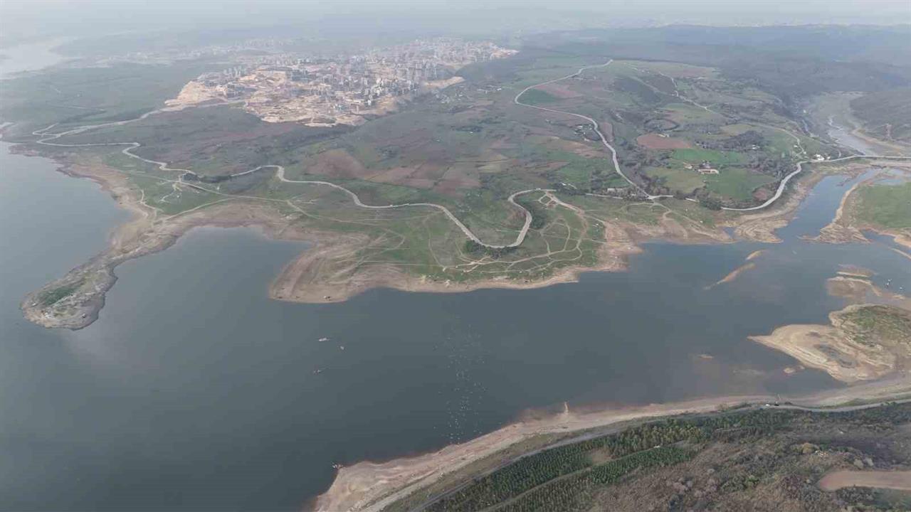 İstanbul Sazlıdere Barajı'nda Su Seviyesi Düşerken Eski Köy Evleri Göründü.