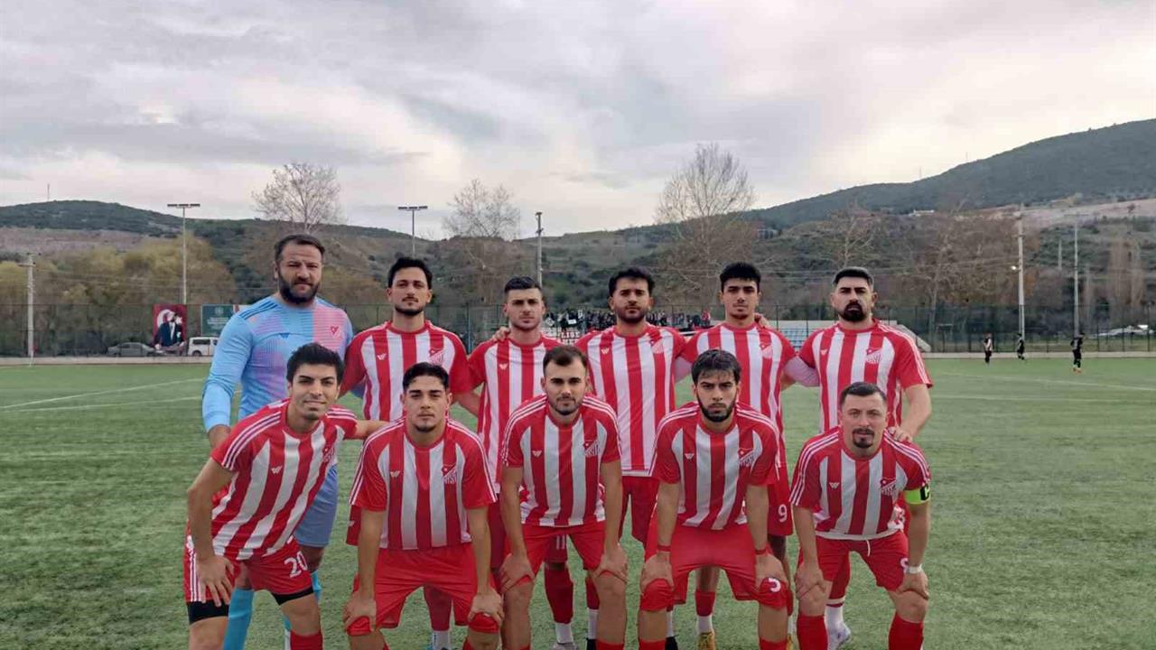 Bilecik 1. Amatör Lig'de 1969 Bilecikspor, Kınıkspor'u 4-0 mağlup etti.