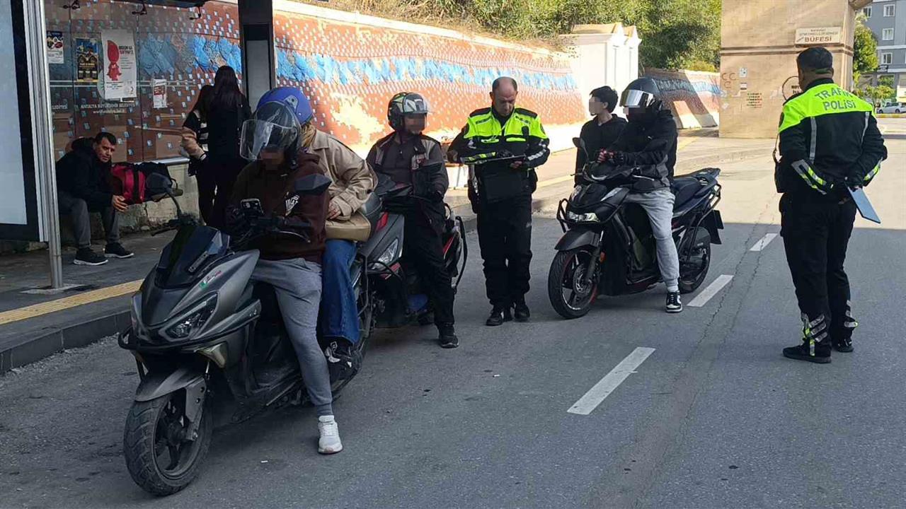 Manavgat'ta Motosiklet Sürücülerinin Kask ve Eldiven Kullanım Oranı Yüzde 90