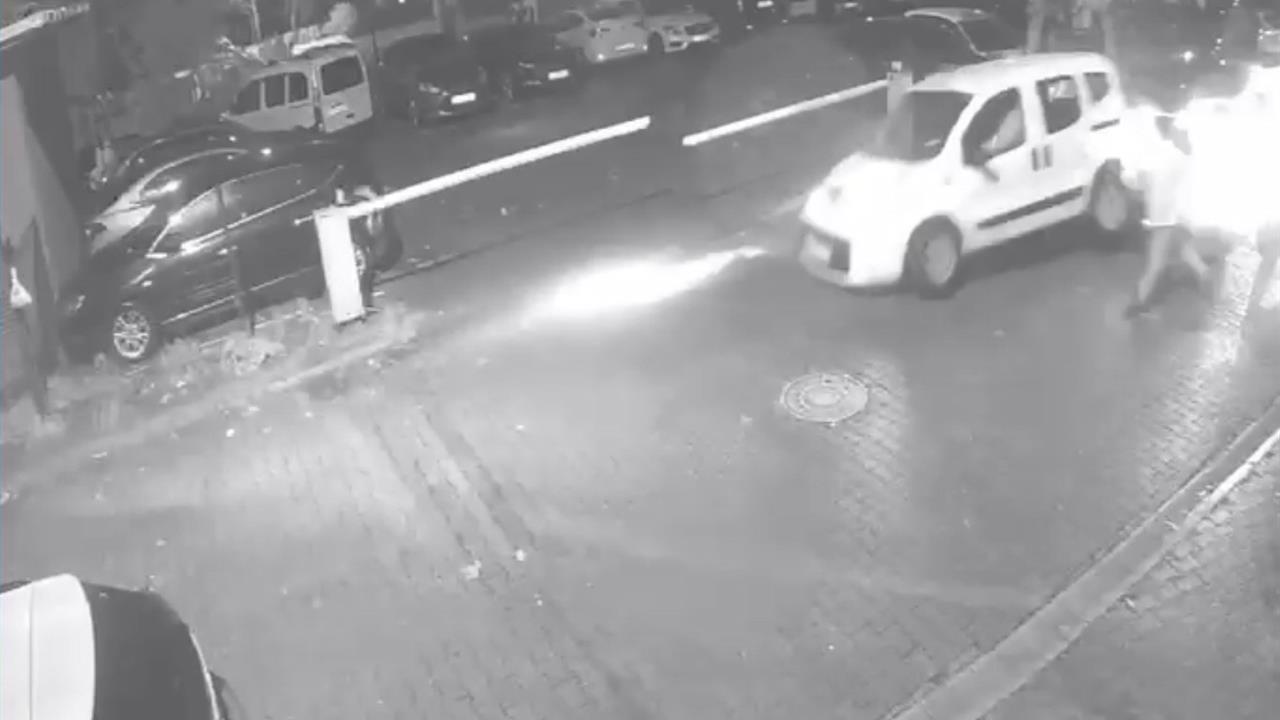 Pendik'te Direksiyon Hakimiyetini Kaybeden Sürücü Park Halindeki Araçlara Çarptı