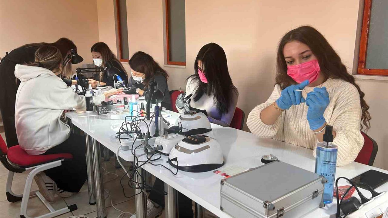 Eskişehir'de Türkiye'nin İlk Kamuya Ait Protez Tırnak Atölyesi Hizmete Girdi