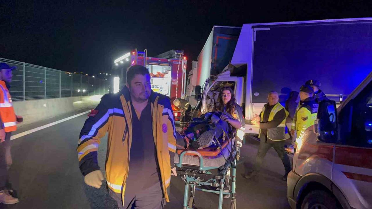 İstanbul Silivri'de TEM Otoyolu'nda meydana gelen zincirleme kazada 4 kişi yaralandı.