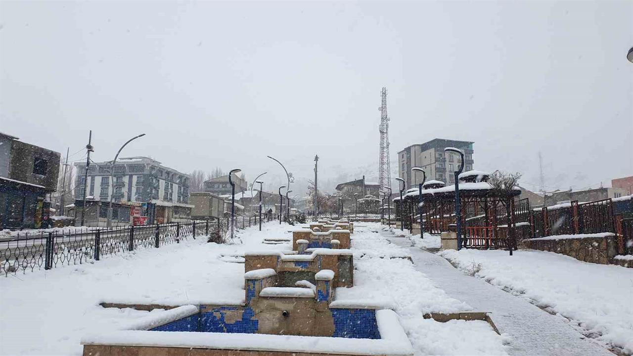 Van Başkale'de Kar Kalınlığı 20 Santimetreyi Geçti, Yüksek Kesimlerde 50 Santimetreye Ulaştı