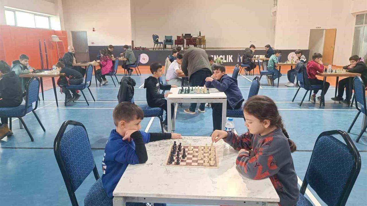 Hakkari'de Küçükler ve Yıldızlar Kategorisinde Satranç Turnuvası Düzenlendi
