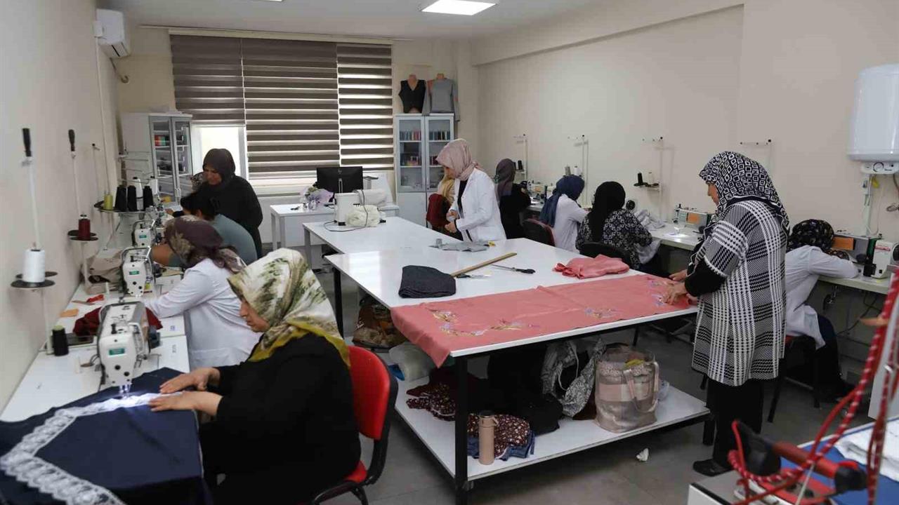 Diyarbakır'da DİSMEK'te Müzikten Tekstile 15 Farklı Branşta Eğitim Veriliyor