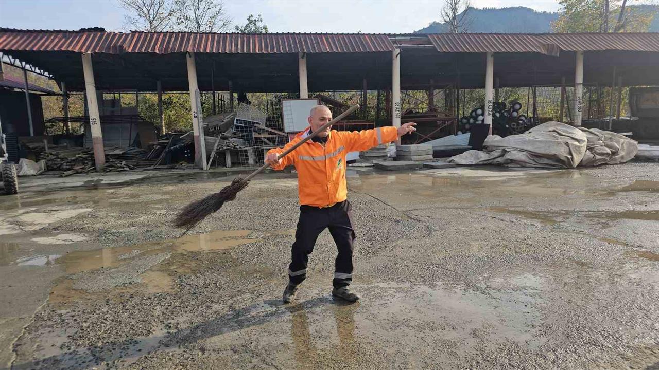 Artvin Arhavi'de Temizlik Görevlisi Birol Narman, Müzik Eşliğinde Çalışıyor