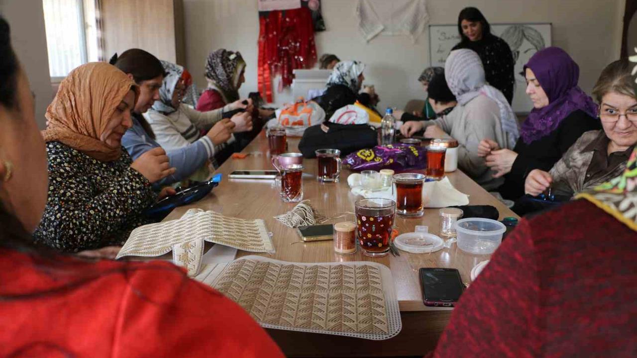 Diyarbakır Kayapınar'da Kadınlar Tarafından Üretilen Tel Kırma Şal ve Çantalar Yoğun İlgi Görüyor
