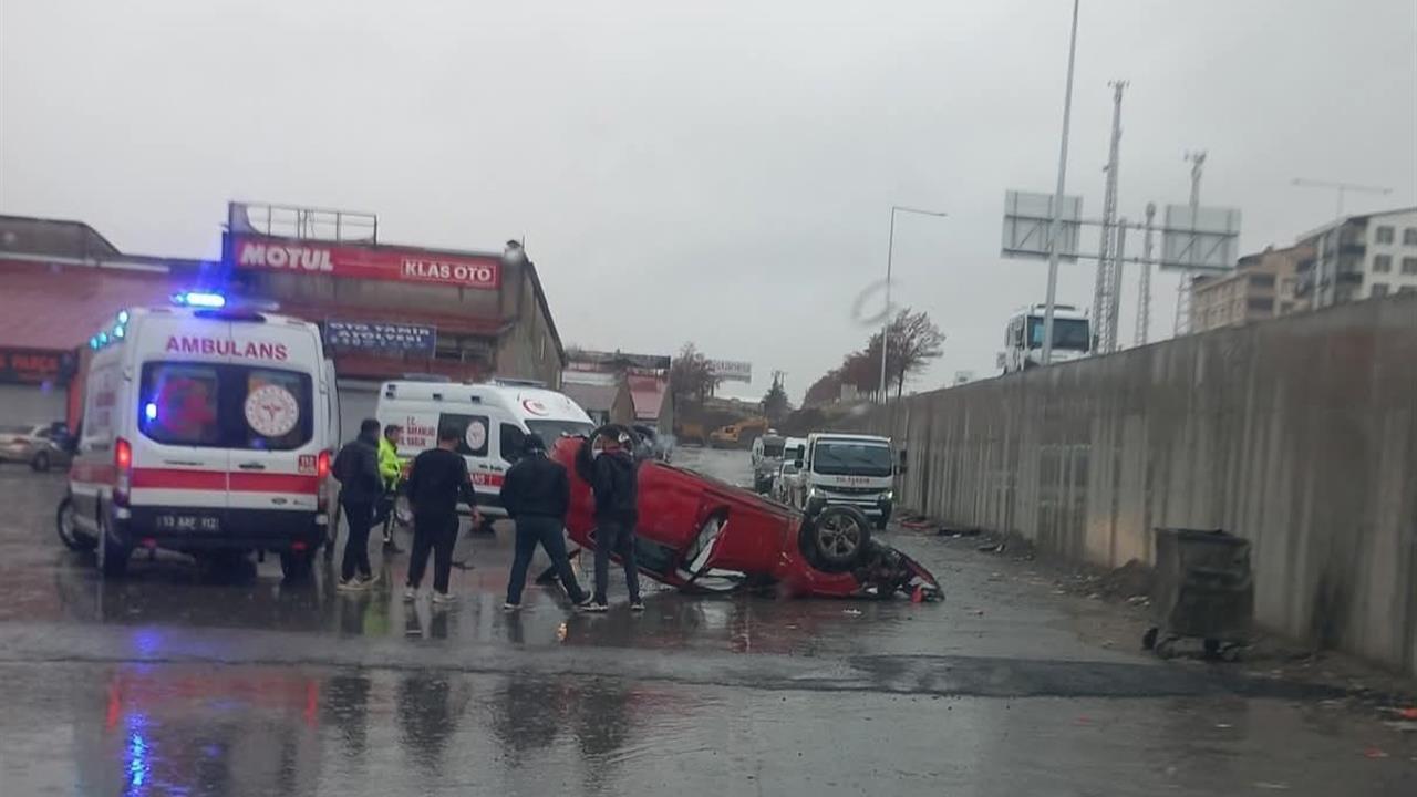 Tatvan İlçesi'nde Köprülü Kavşaktan Uçan Otomobilde 2 Kişi Yaralandı