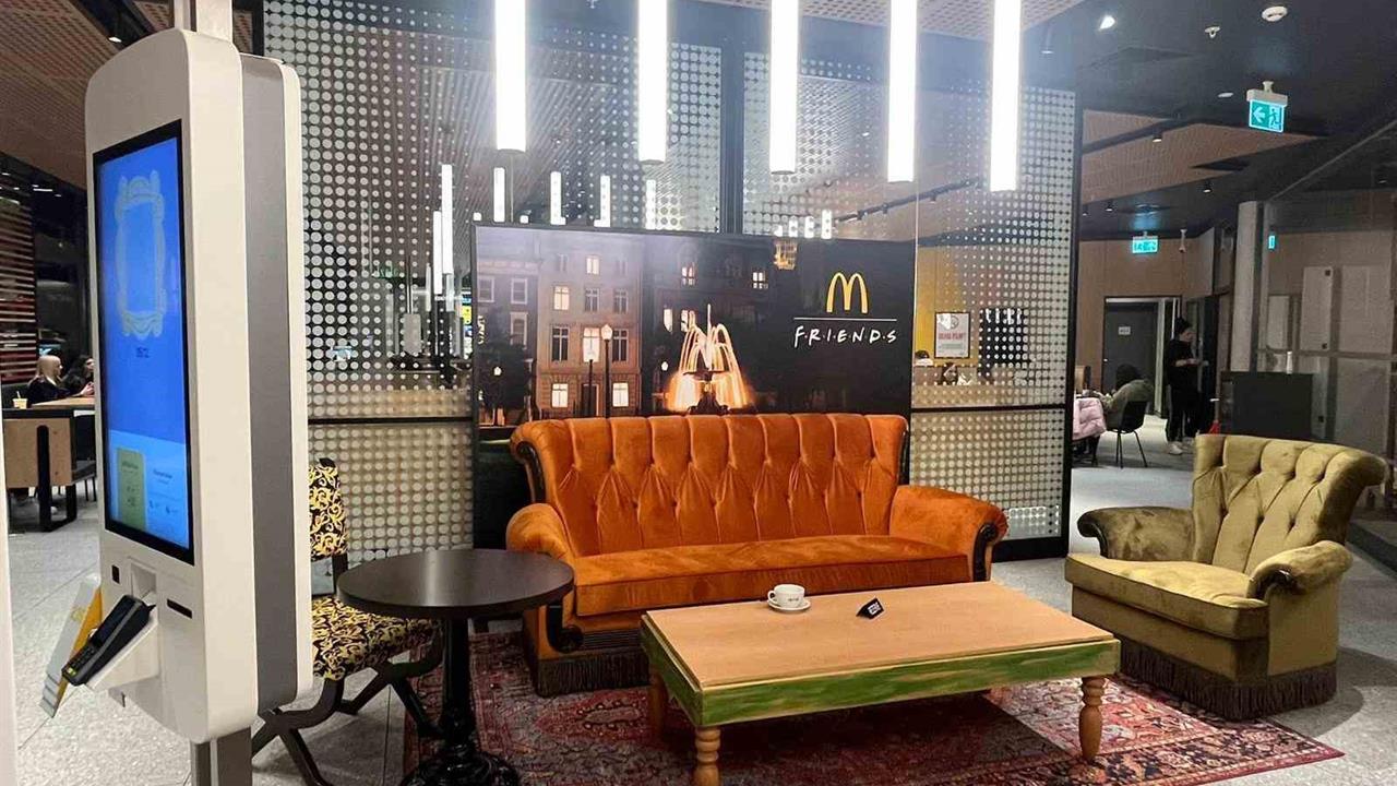McDonald’s Türkiye, Friends Dizisi ile İş Birliği Yaparak Restoranlarında Yenilikler Sunuyor