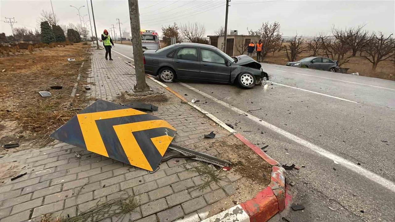 Karaman Merkez'de Gerçekleşen Trafik Kazasında 2 Kişi Yaralandı