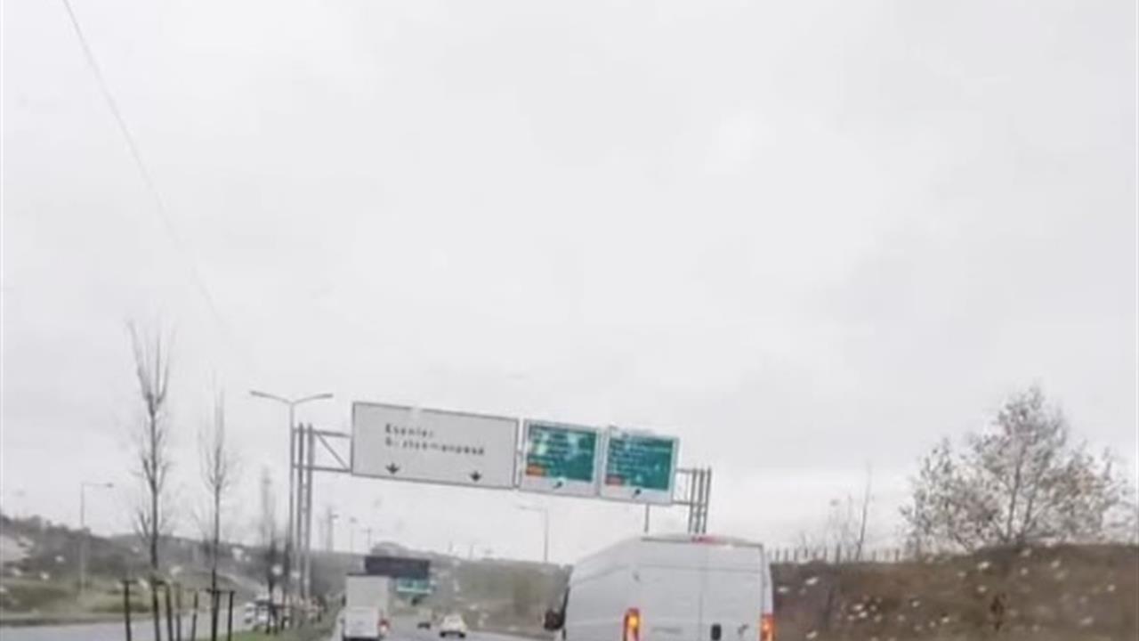 İstanbul Sultangazi'de Panelvan Aracın Arkasına Bağlı Kasa ile Seyahat Edildi