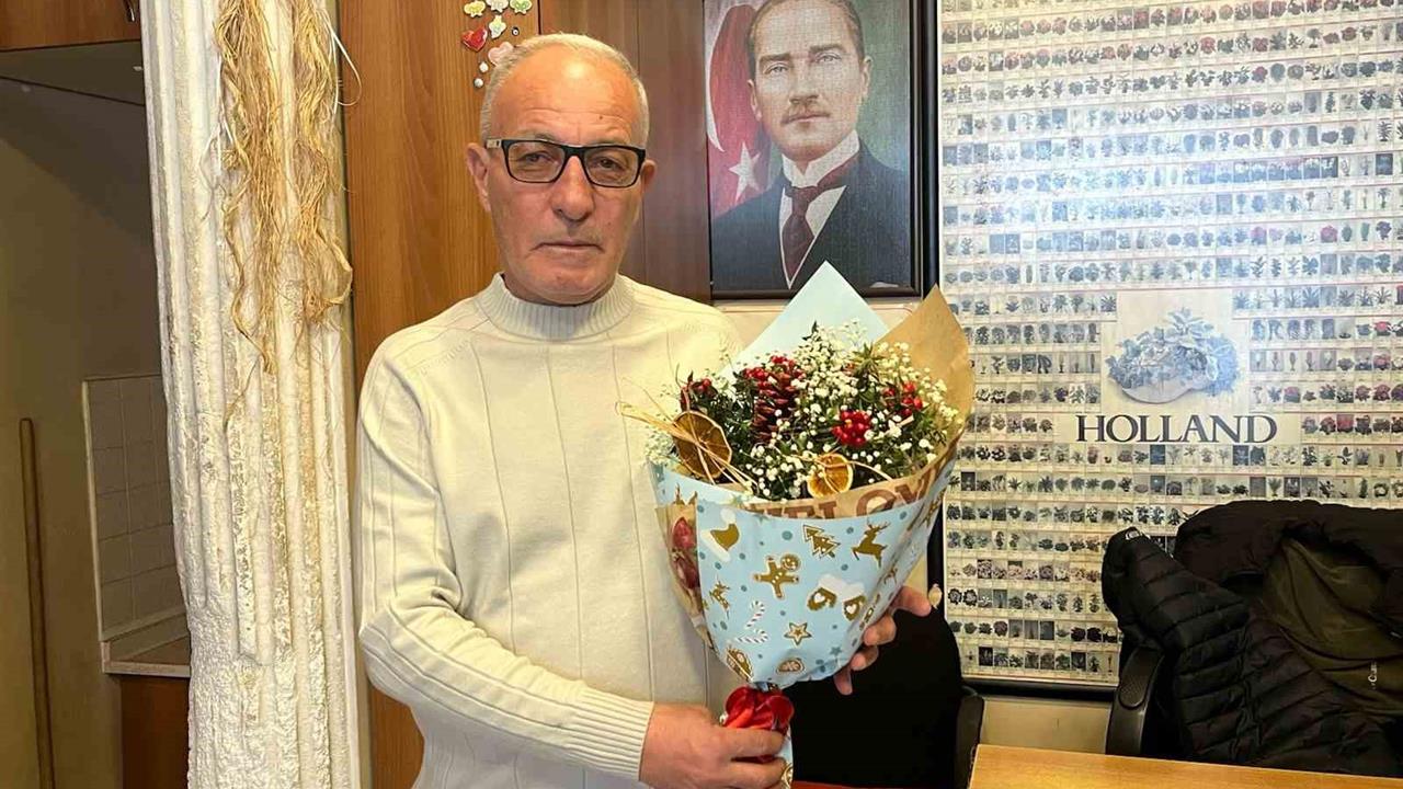 Bolu'da Yılbaşı İçin En Çok Tercih Edilen Kokina Çiçeği Vitrinleri Süslemekte.