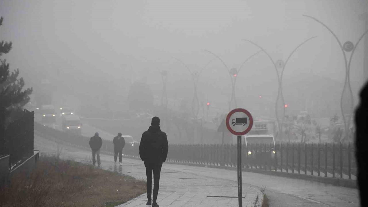 Yozgat'ta Yoğun Sis Nedeniyle Görüş Mesafesi 20 Metreye Kadar Düştü