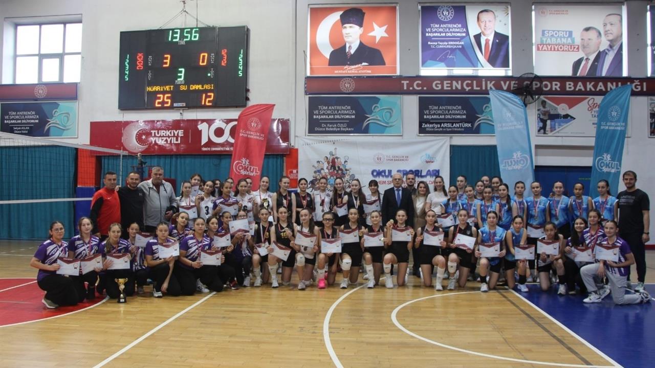 Düzce'de Yapılan Yıldız Kızlar Voleybol Müsabakalarında Hürriyet Ortaokulu Şampiyon Oldu
