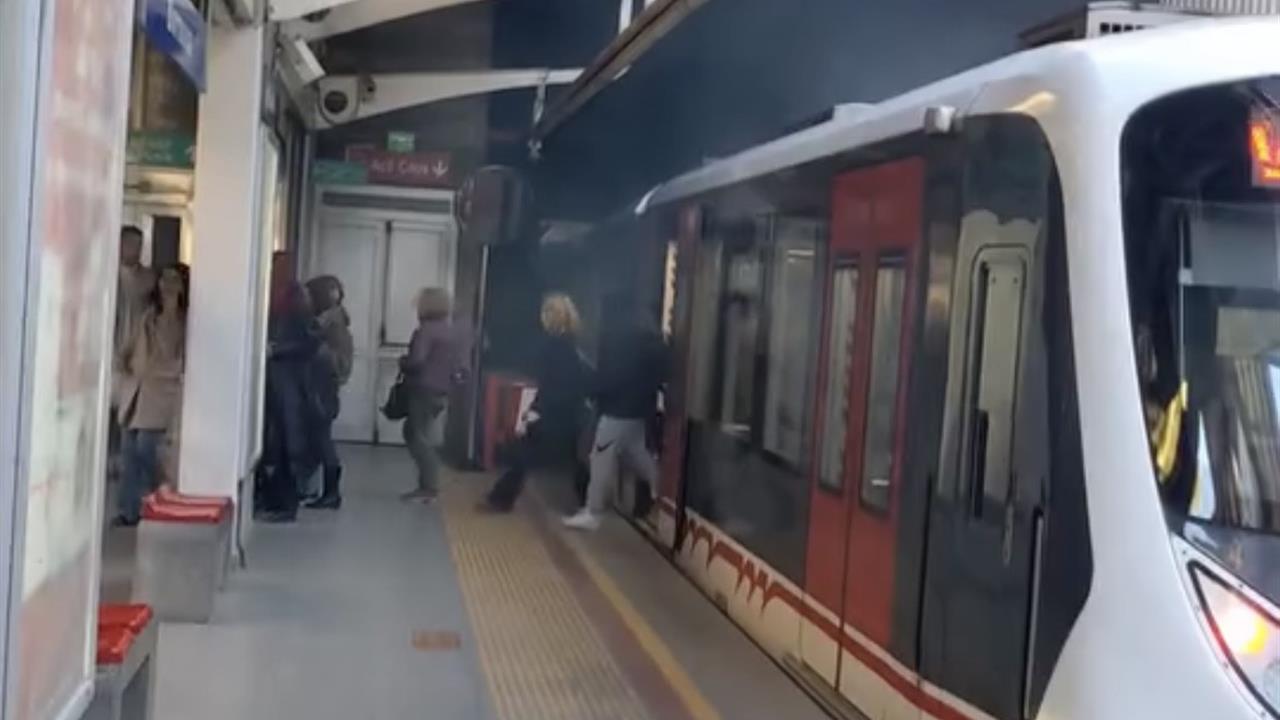 İzmir Bornova İstasyonu'nda Metro Vagonu Raydan Çıktı, Seferler Gecikmeli Devam Ediyor