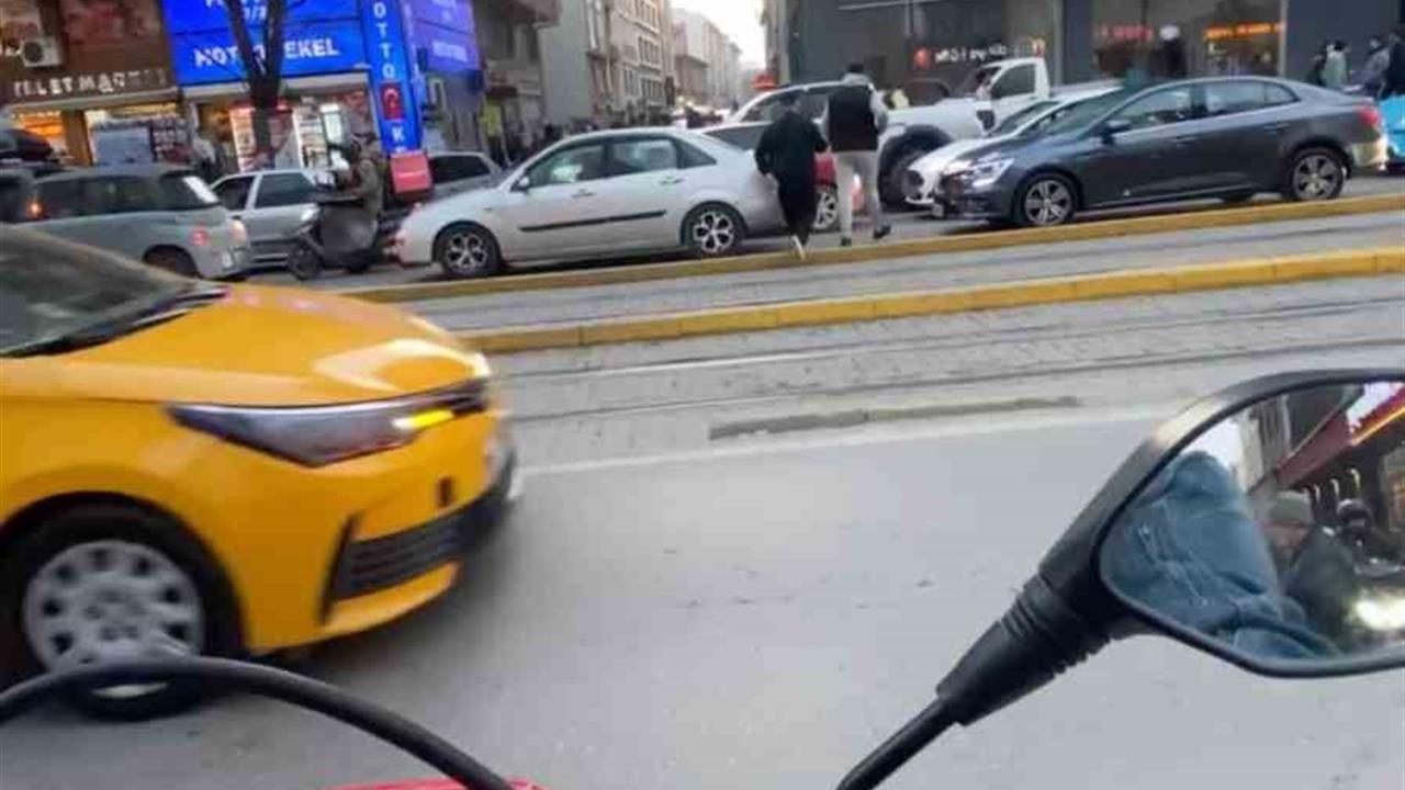 Eskişehir'de Motosiklet Sürücüsü Tramvay Yolu Üzerinden Karşı Sokağa Geçti