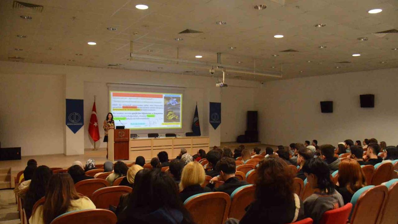 Eskişehir'de Anadolu Üniversitesi'nde "Doğada ve Sanatta Taklit" Semineri Yapıldı