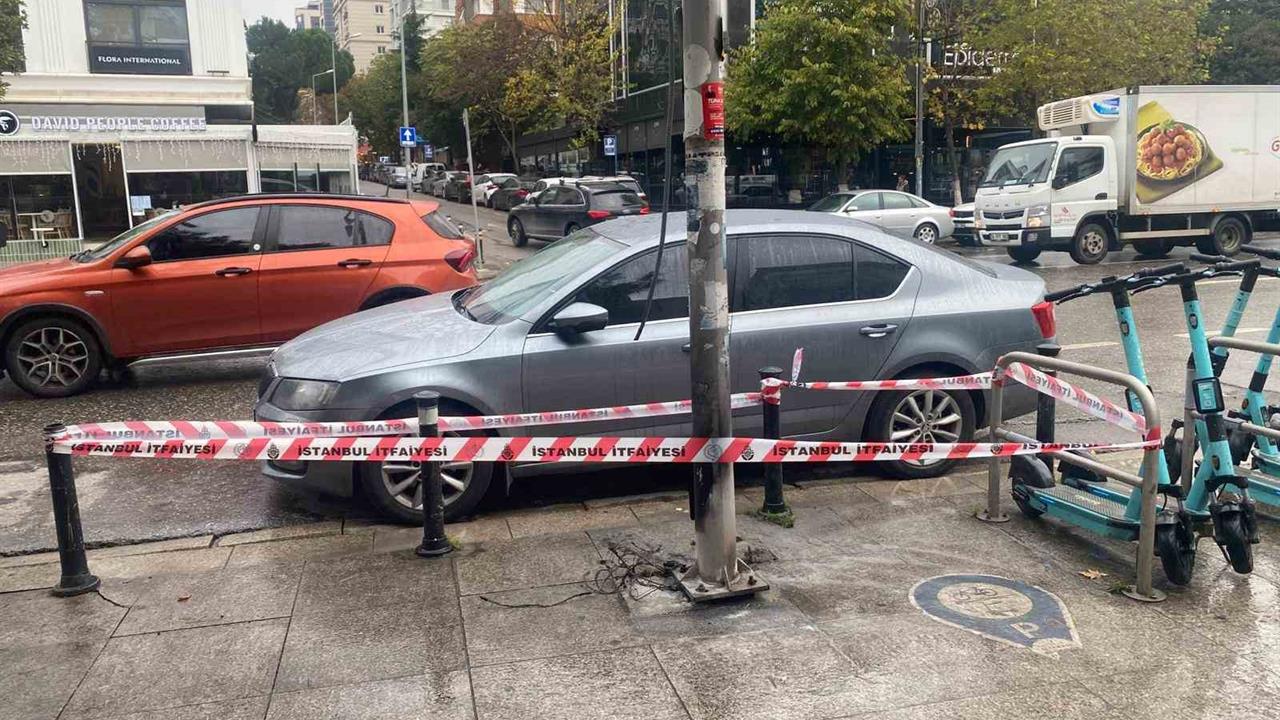 İstanbul Kadıköy'de Bağdat Caddesi'nde Yılbaşı Süslemeleri Yangın Çıkardı