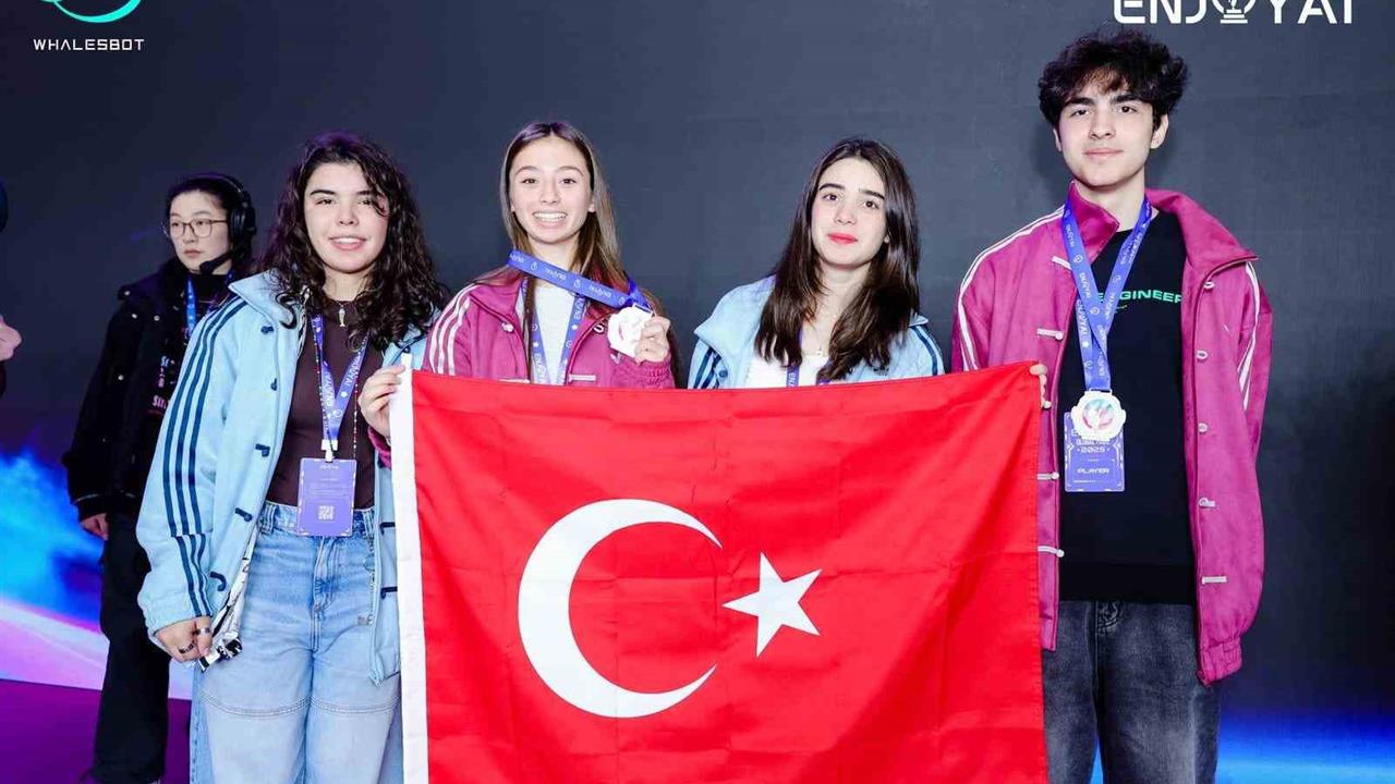 Balıkesir Robotik Takımı, Çin'de Düzenlenen Yarışmada Gümüş Madalya Kazandı