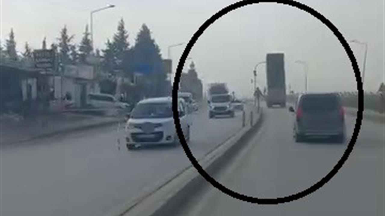 Hatay Antakya'da Damperi Açık Hafriyat Kamyonu Trafik Işıklarına Çarptı