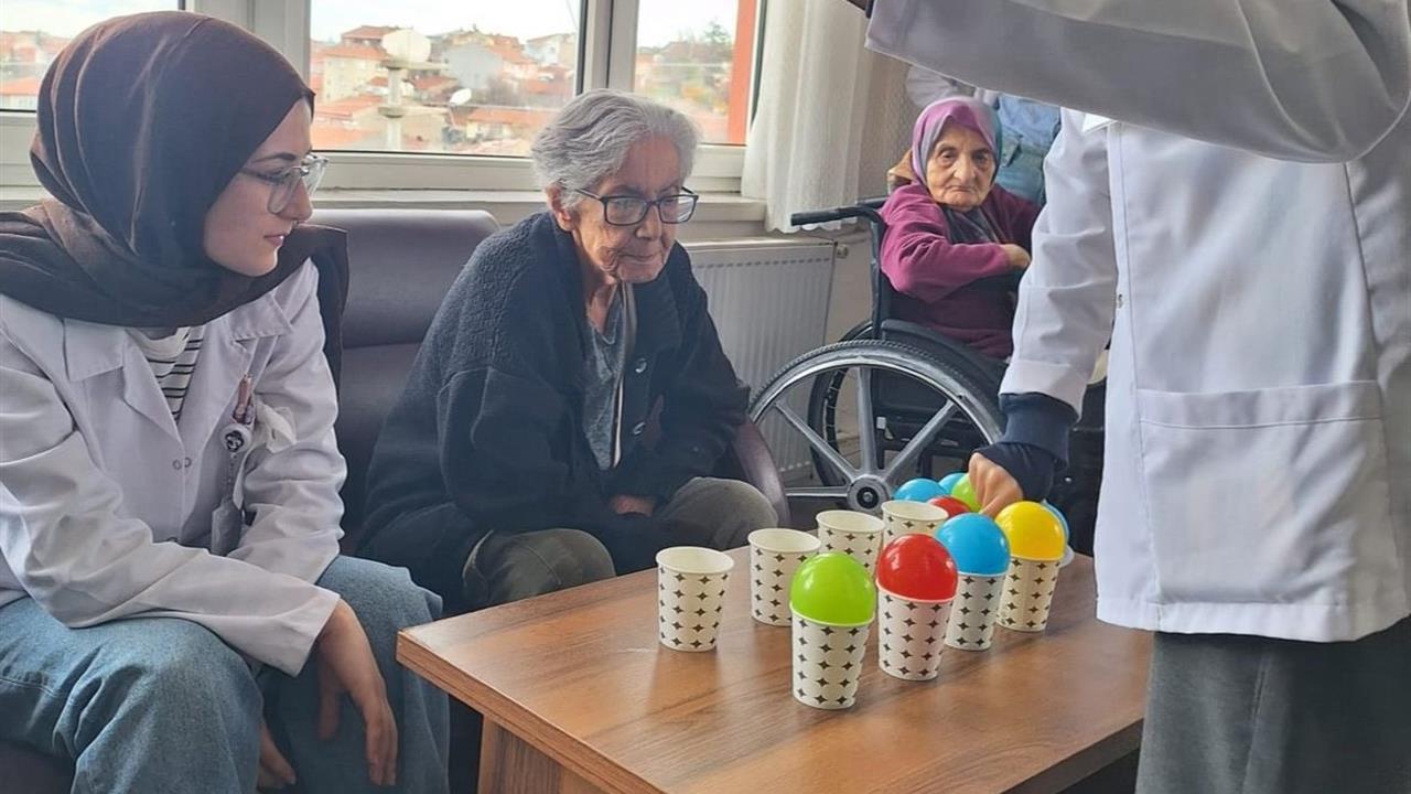 Eskişehir Osmangazi Üniversitesi Öğrencileri Huzurevi Sakinleriyle Bir Araya Geldi