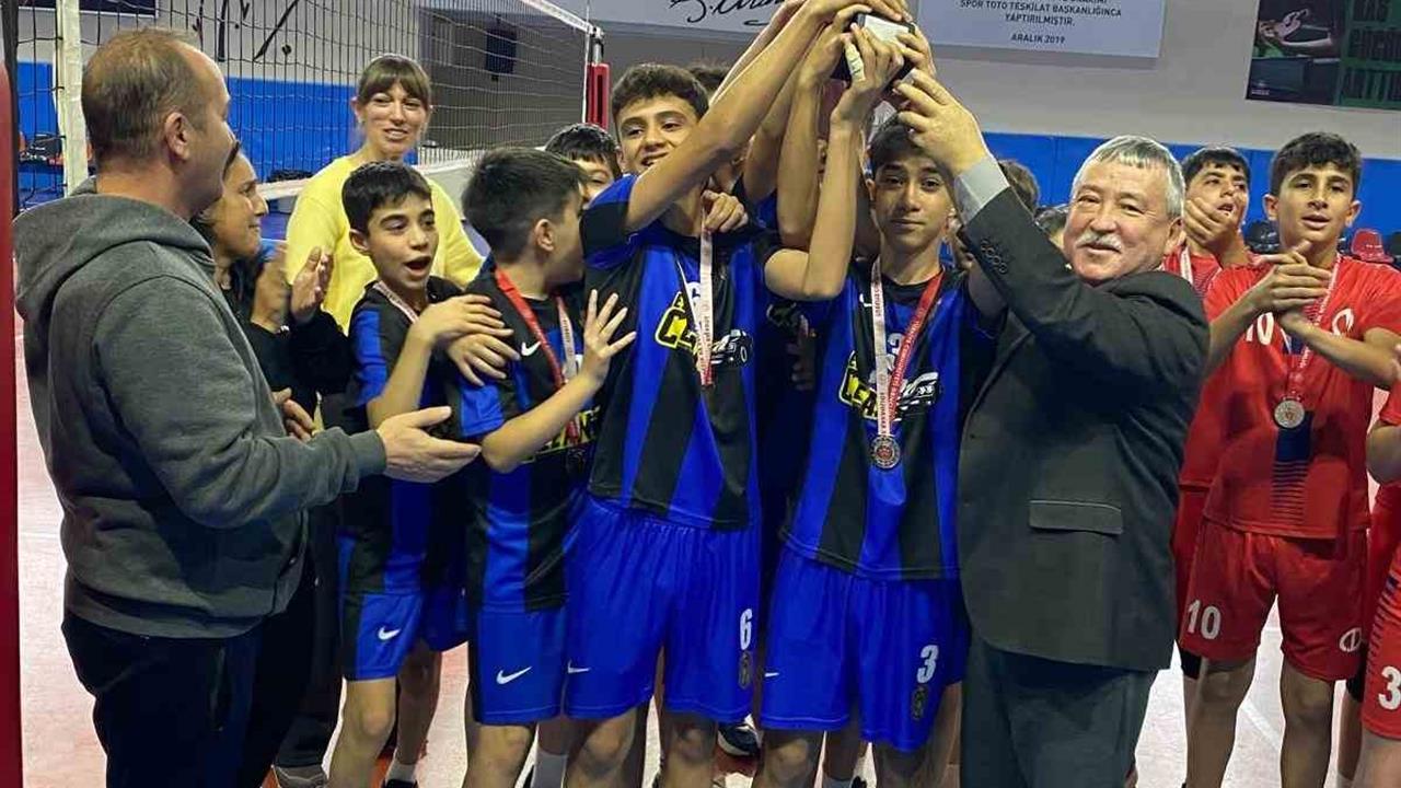 Eskişehir'deki Okul Sporları Voleybol Yıldız Erkekler Müsabakalarında Dereceye Giren Okullar Belli Oldu