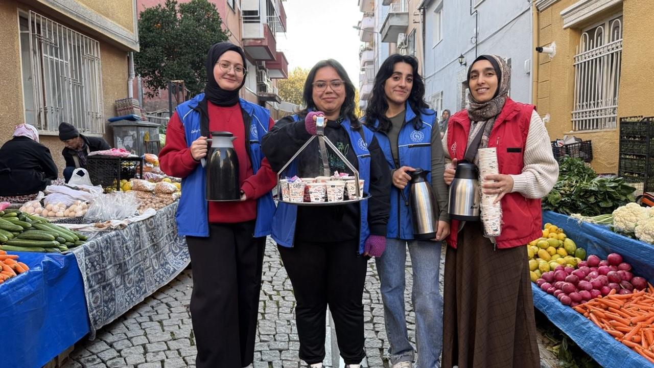 Aydın Efeler'de Gönüllü Gençler Pazar Esnafına Çay İkramında Bulundu